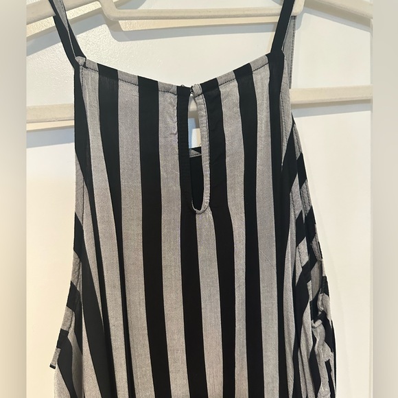 Black and grey vertical striped flowy tank - Picture 3 of 4